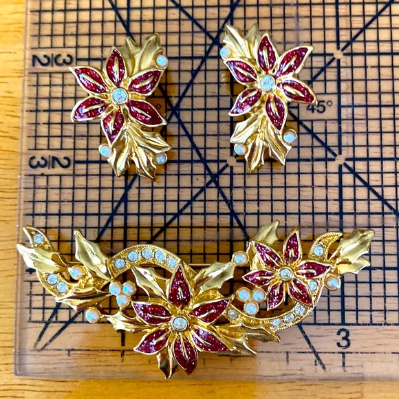 Vintage AVON Gold Tone Metal Christmas Pin And Matching Clip-on Earrings - Picture 3 of 3